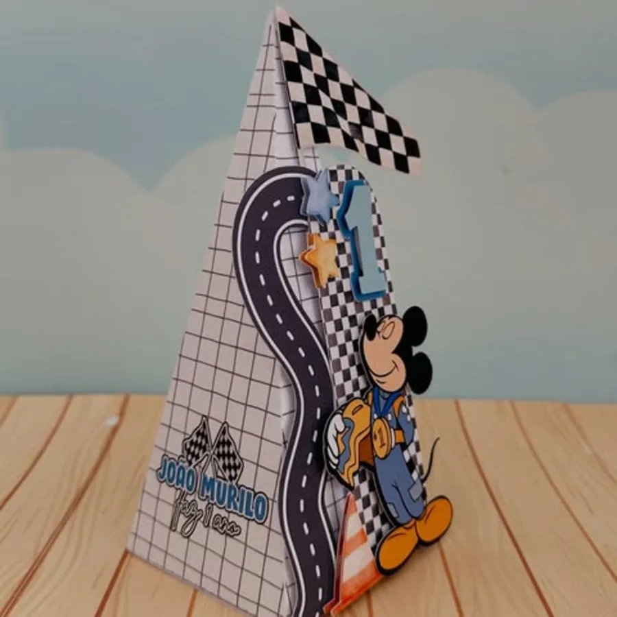 Cone personalizado com aplique em relevo e bandeira no tema