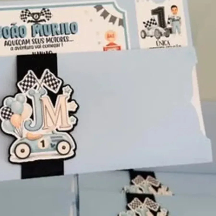 Convite de batismo personalizado com acabamento em relevo