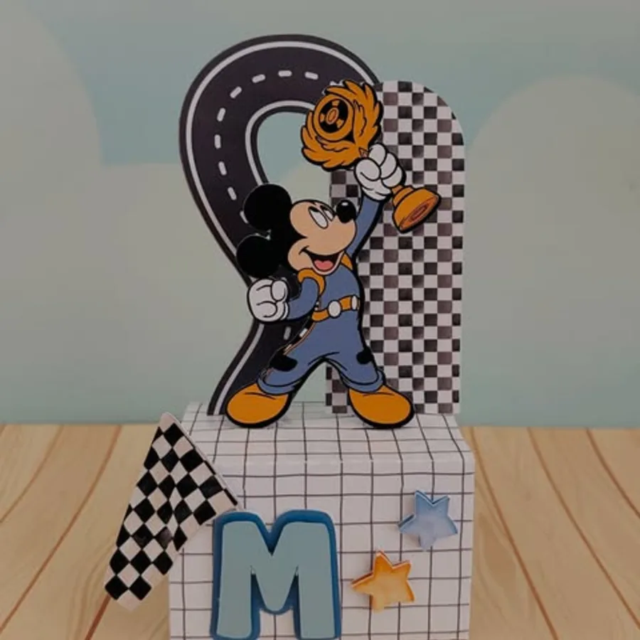 Display de mesa personalizado em camadas com o nome do aniversariante