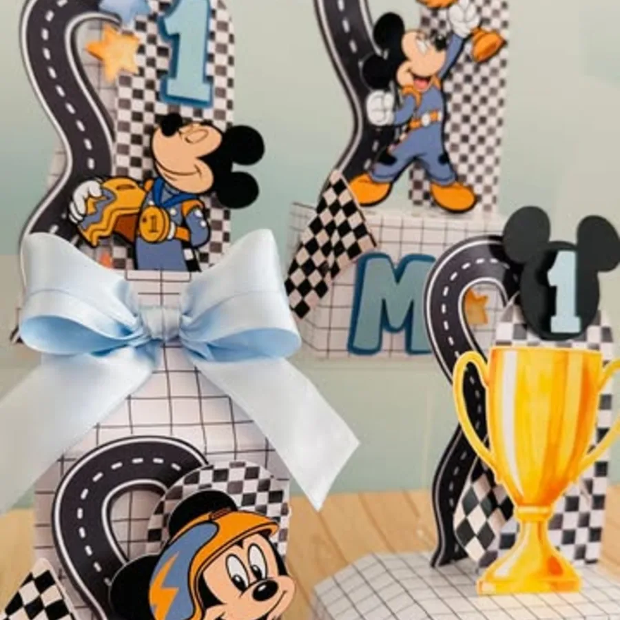 Kit de festa personalizado com cachepô, caixas, cones e topo de bolo