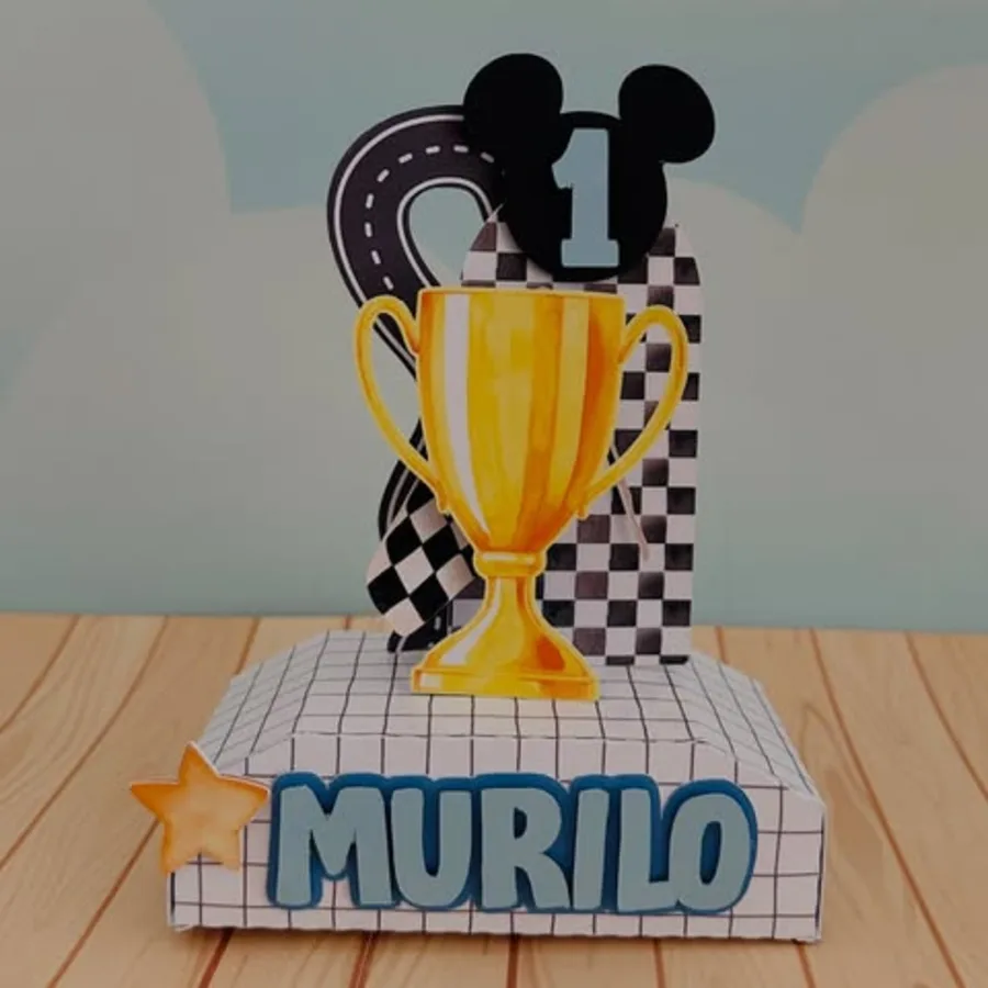 Topo de bolo personalizado em camadas com o nome do aniversariante